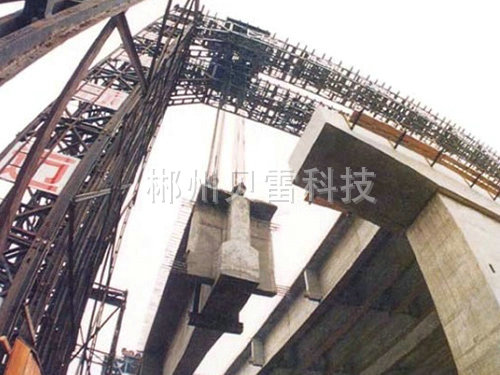 在江陰長(cháng)江公路大橋施工時(shí)用桁架搭設的龍門(mén)吊